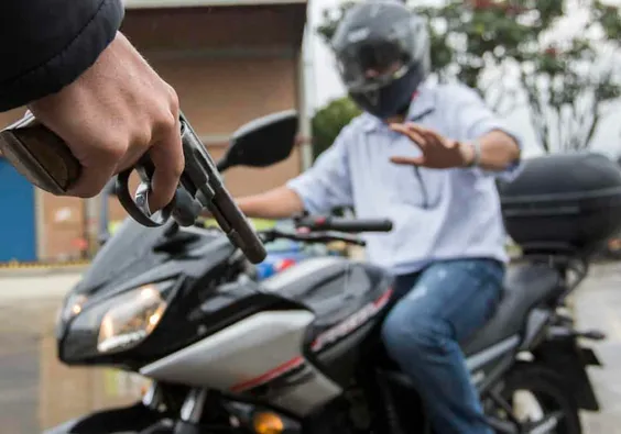 Persona intentando robar una motocicleta